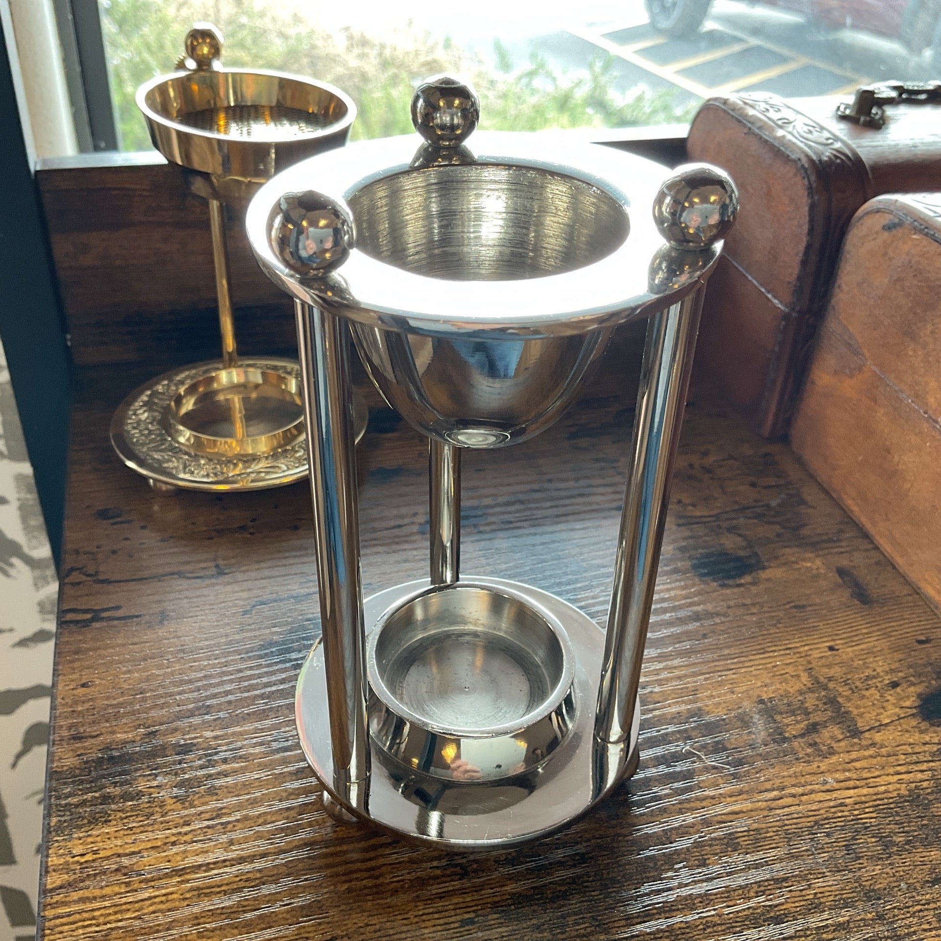 Metal Hourglass Shaped Oil Diffuser 5"